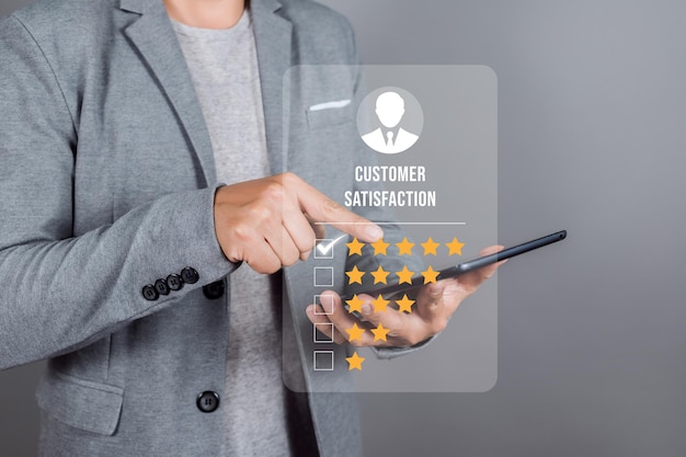 Hombre da calificación a la experiencia de servicio en la aplicación en línea Revisión de satisfacción del cliente concepto de encuesta de retroalimentación