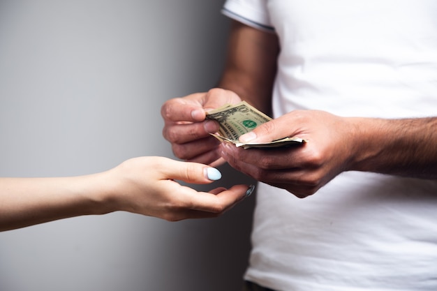 Foto un hombre le da dinero a una mujer.