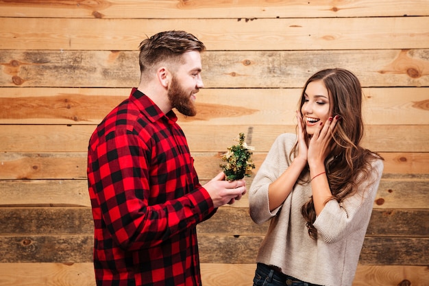 El hombre le da un regalo a la mujer