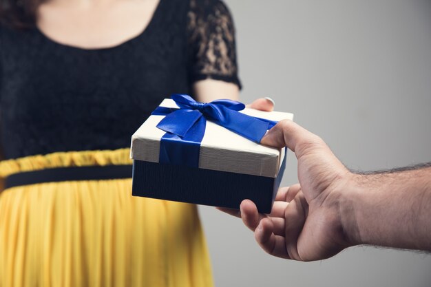 Un hombre le da un regalo a una mujer