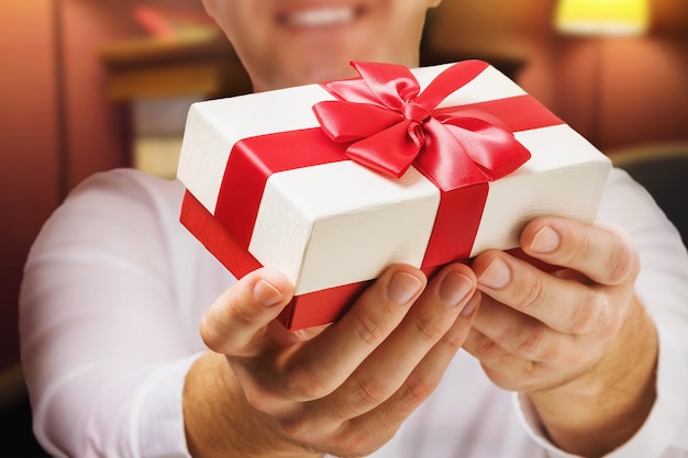 Un hombre da un regalo para un primer plano de vacaciones