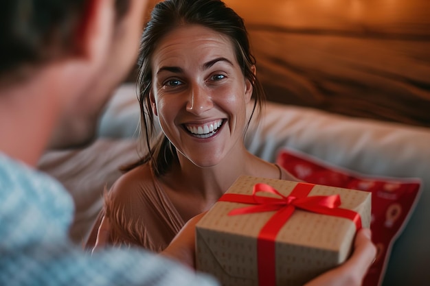 Un hombre le da un regalo sorpresa a una mujer.