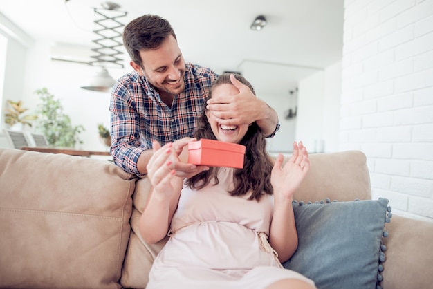 El hombre le da un regalo a su esposa