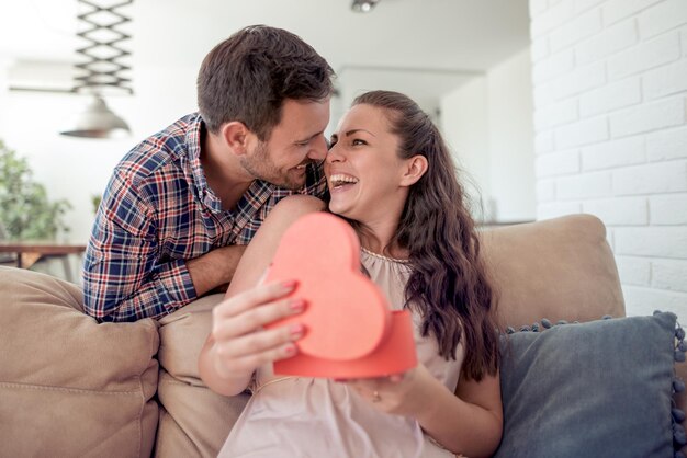 El hombre le da un regalo a su esposa