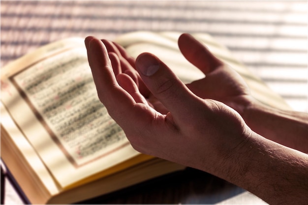 Foto el hombre da el rosario con quraan.