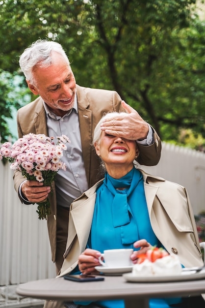 Hombre dando flores a su esposa