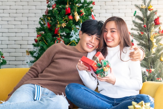 Hombre dando niña regalo de navidad