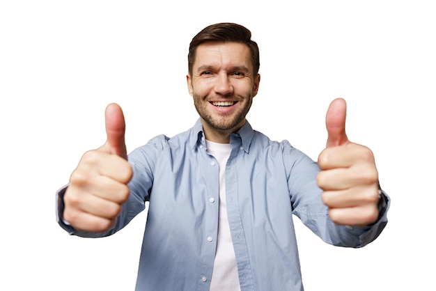 Hombre dando pulgares con una sonrisa en una camisa azul claro y fondo blanco mientras