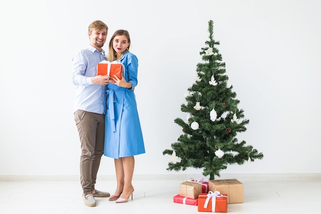 Hombre dando un regalo de Navidad a su novia