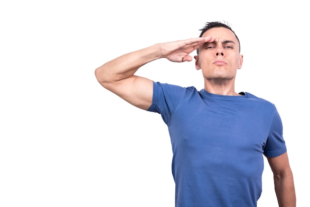 Hombre dando un saludo militar con la mano