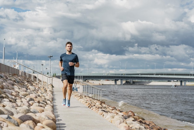 Un hombre se dedica a correr deportes Una persona atleta feliz Usando un reloj inteligente un corredor fitness