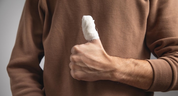 Hombre con un dedo herido con vendaje