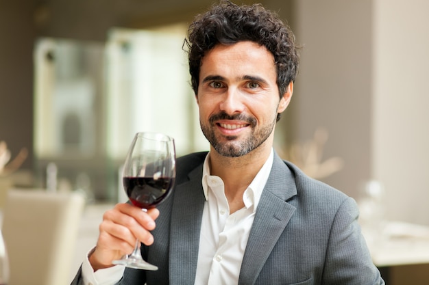 Foto hombre degustacion de vino