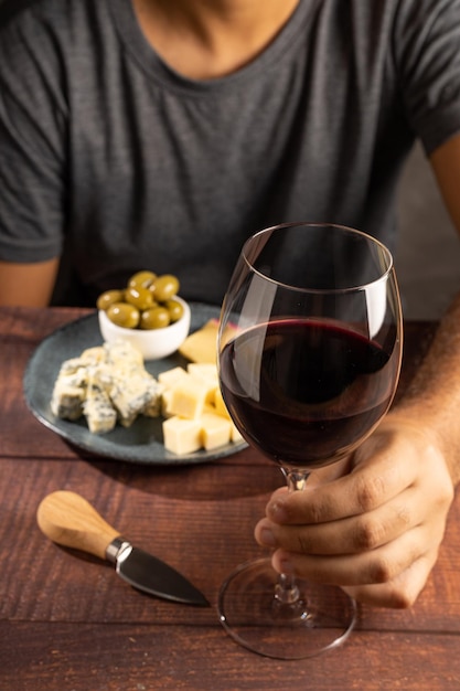 Foto hombre degustando vino y queso