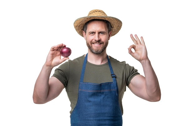 Hombre en delantal y sombrero con vegetales de cebolla aislado en blanco ok