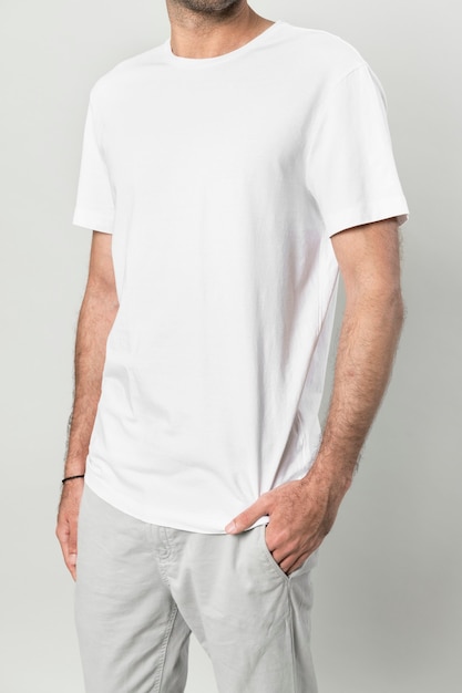 Hombre delgado con una camiseta blanca