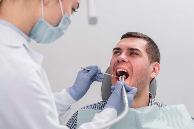 Foto hombre en el dentista