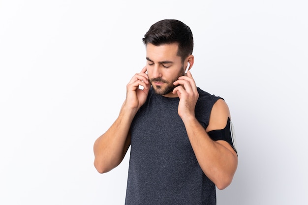 Hombre de deporte con barba sobre pared aislada