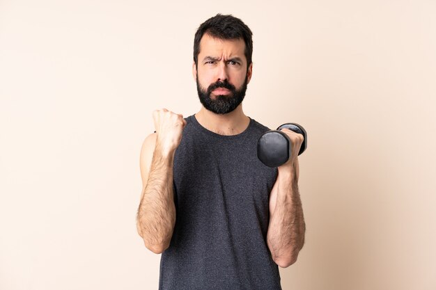 Hombre de deporte caucásico con barba haciendo levantamiento de pesas aislado