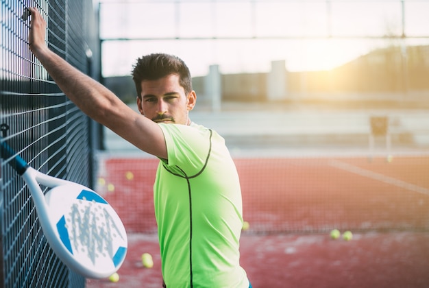 Foto el hombre del deporte descansando de jugar al pádel