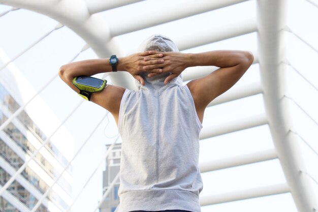 El hombre del deporte está ejerciendo en la ciudad