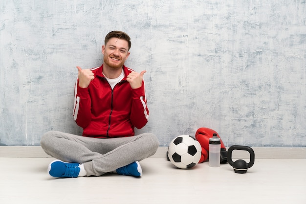 Foto hombre de deporte pelirrojo con pulgares arriba gesto y sonriendo