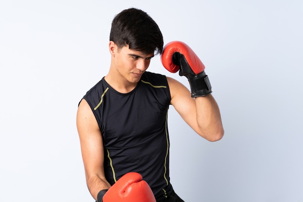 Hombre de deporte sobre azul aislado con guantes de boxeo