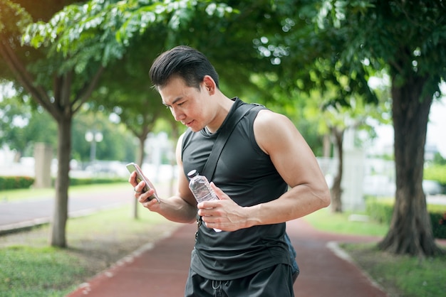 hombre de deporte usando teléfono inteligente