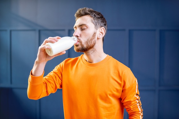 Hombre de deportes bebiendo leche