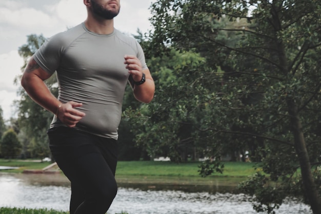 Hombre deportista corredor corriendo en el parque entrenando y haciendo ejercicio