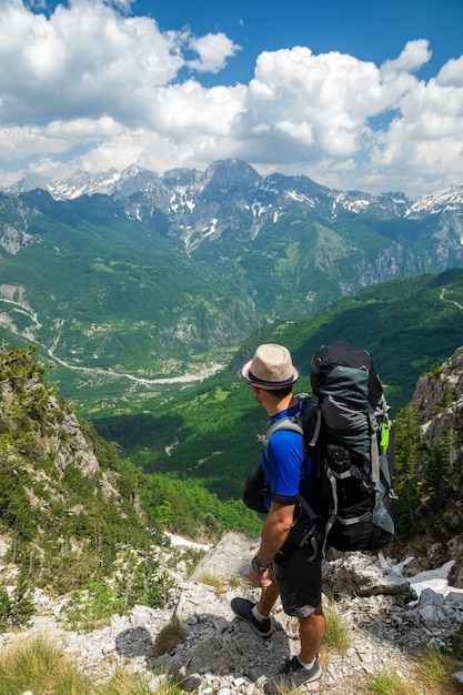 Hombre deportivo adulto en el concepto de libertad de explorador de viajero de montaña