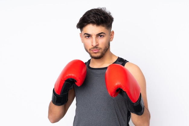 Hombre deportivo aislado en la pared blanca con guantes de boxeo