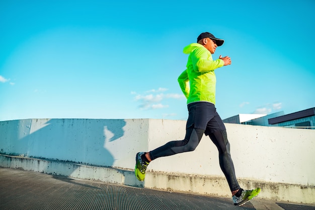 Foto hombre deportivo corriendo al aire libre estilo de vida saludable