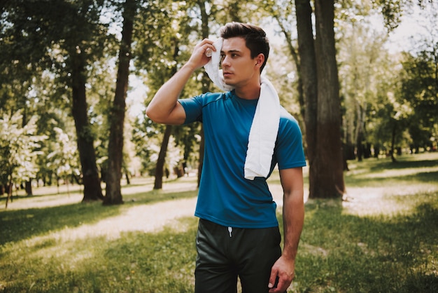 Hombre deportivo después del entrenamiento en Green City Park