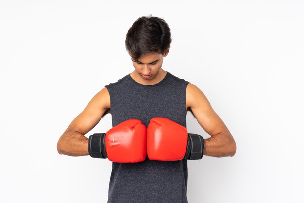 Hombre deportivo con guantes de boxeo