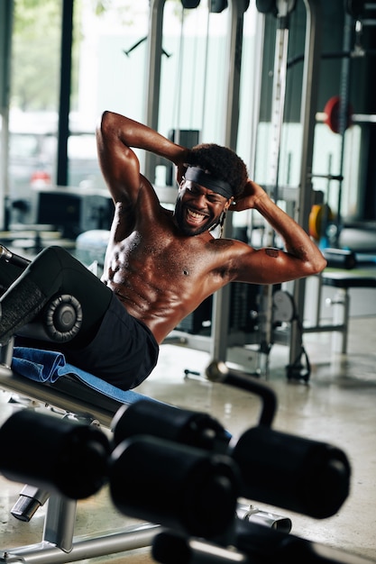 Hombre deportivo haciendo abdominales