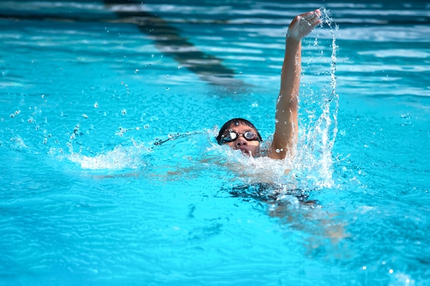 Hombre deportivo haciendo ejercicio en la piscina.