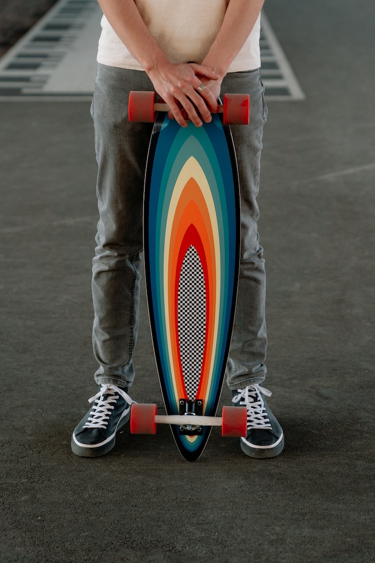 Foto hombre deportivo con patineta de hipster masculino caucásico longboard colorido brillante con patineta
