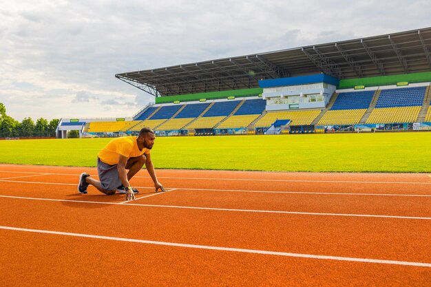 Hombre deportivo pensativo enfocado y listo para correr entrenando atleta corredor afroamericano