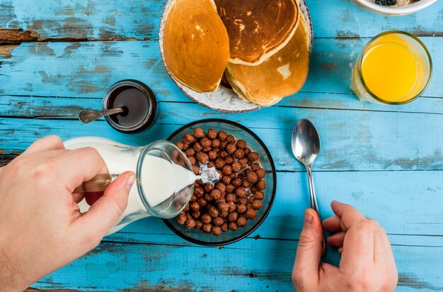 Hombre desayunando con bolas de cereales de chocolate