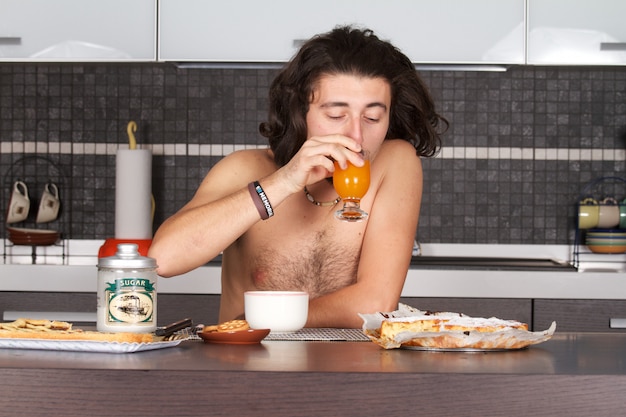 Hombre desayunando en la cocina