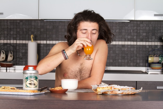 Hombre desayunando en la cocina