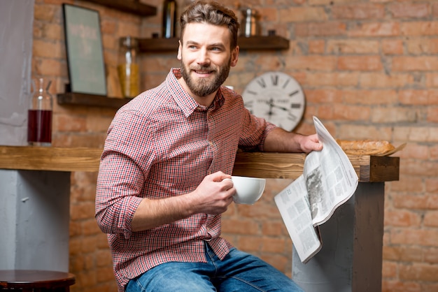 Foto hombre desayunando en la cocina