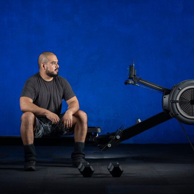 hombre descansando después de entrenar en el gimnasio