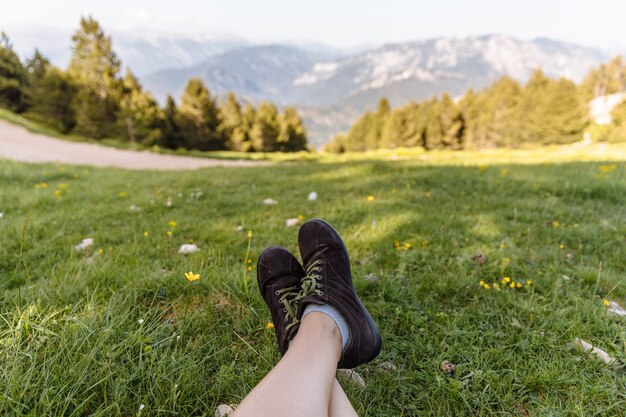 Hombre descansando en un prado