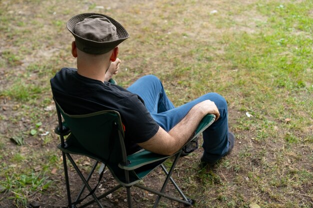 Hombre descansando en una silla en la naturaleza