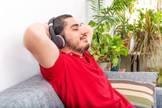 Hombre descansando en un sofá en casa