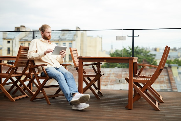 Hombre descansando con tablet pc