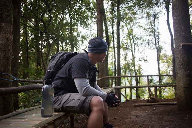 Hombre descansando durante el viaje de senderismo en las montañas