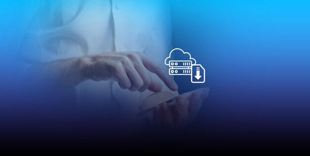 hombre descargando archivos de computadora o instalando software tecnología de almacenamiento en nube copia de seguridad de datos cibernética